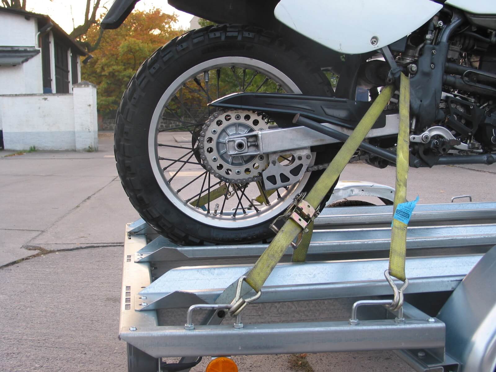 MotorradBefestigungsSet für ein Bike auf dem Anhänger MietHänger Anhänger mieten Berlin