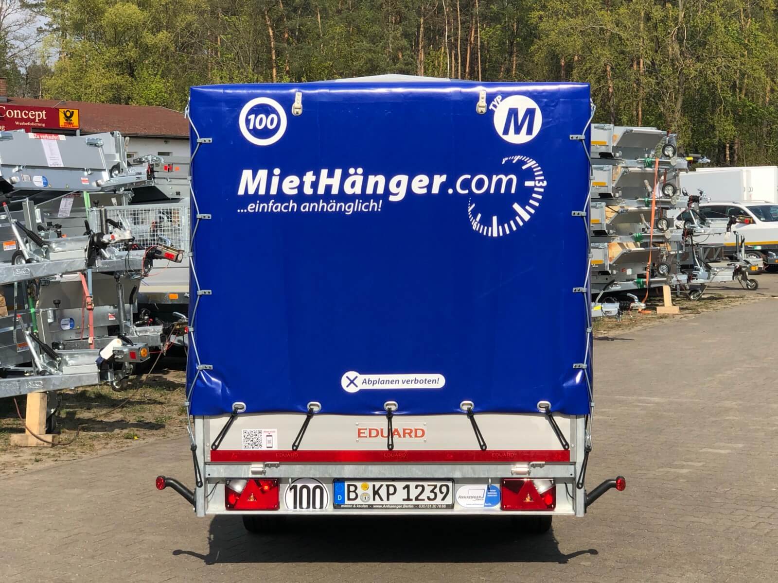 https://miethaenger.com/wp-content/uploads/2020/05/Ansicht-hinten-Anhaenger-Hochlader-Doppelachse-1500kg-mit-Plane.jpg